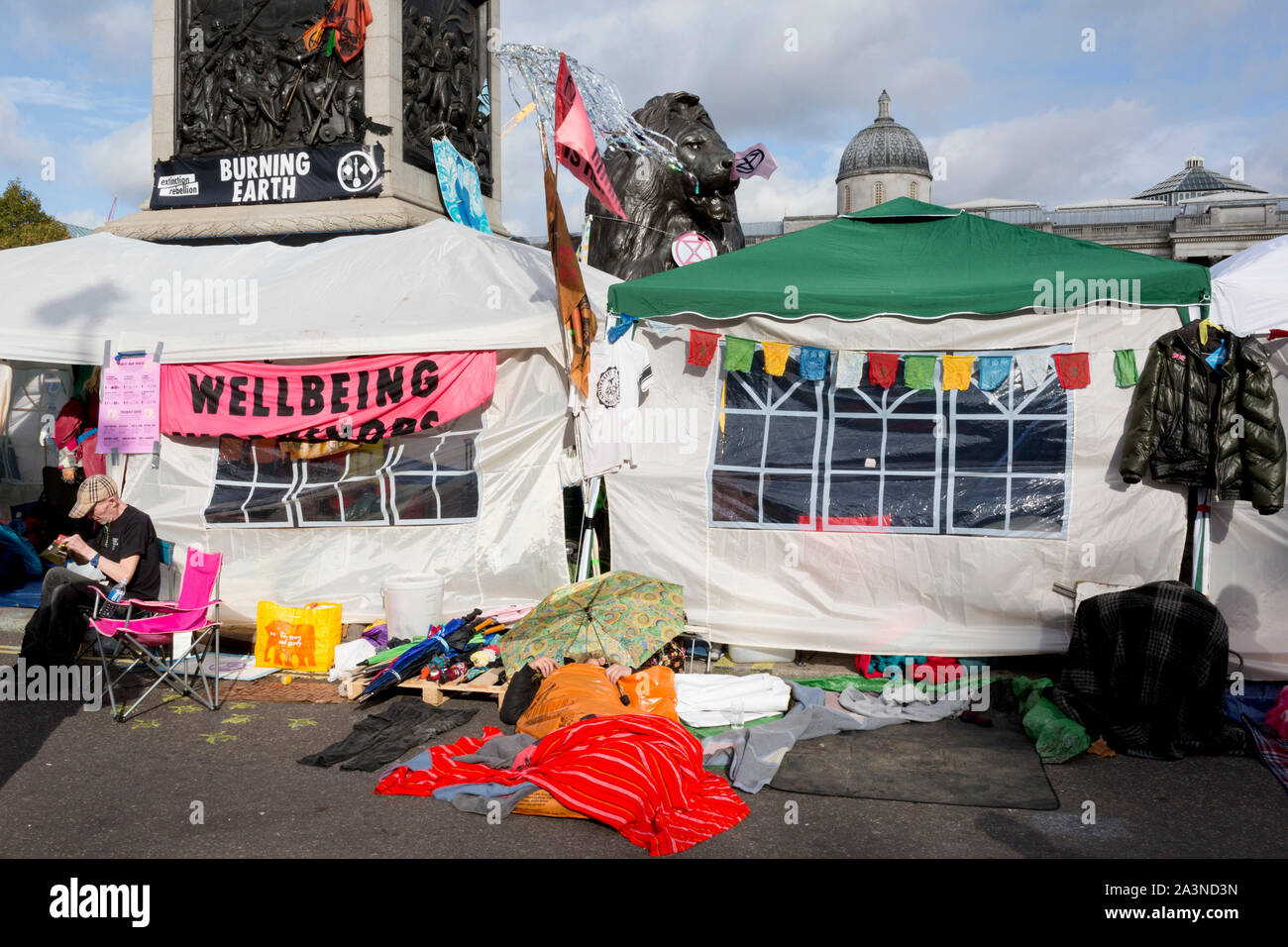 Les militants de l'environnement contre le changement climatique lors d'une occupation de Trafalgar Square, au centre de Londres, le troisième jour d'une prolongée de deux semaines de protestation dans le monde entier par les membres de l'extinction de la rébellion, le 09 octobre 2019, à Londres, en Angleterre. Banque D'Images