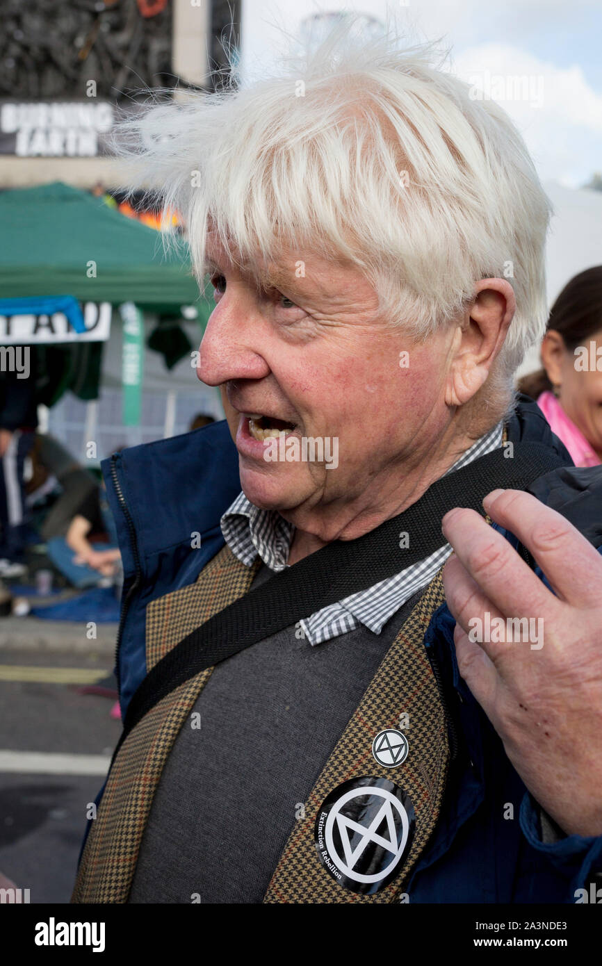 Stanley Johnson, le père du premier ministre Boris Johnson rejoint les militants protestaient contre le changement climatique lors d'une occupation de Trafalgar Square, au centre de Londres, le troisième jour d'une prolongée de deux semaines de protestation dans le monde entier par les membres de l'extinction de la rébellion, le 09 octobre 2019, à Londres, en Angleterre. Banque D'Images