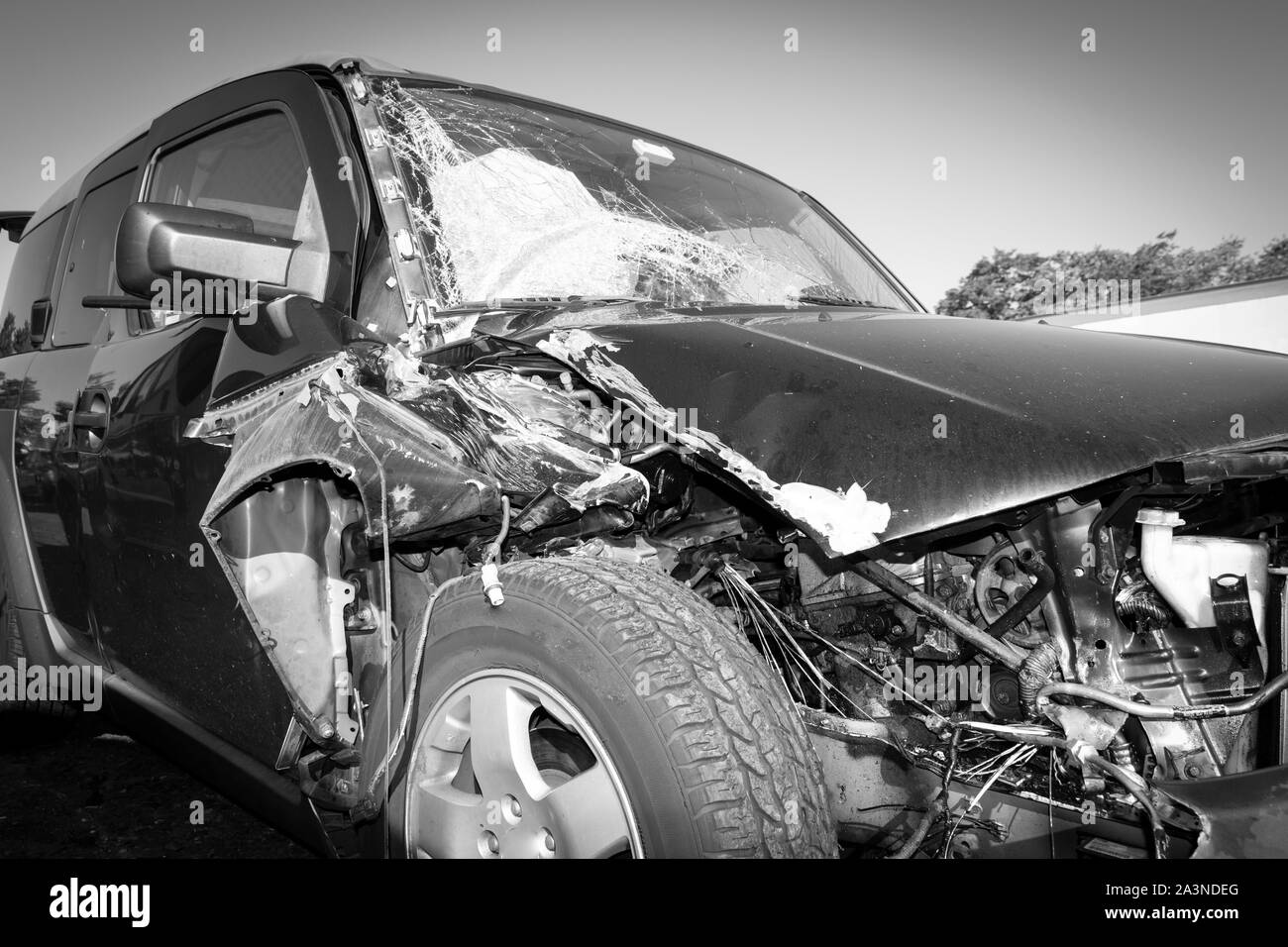 Perte totale de la voiture après un accident; dommages importants et déploiement des sacs gonflables. Banque D'Images