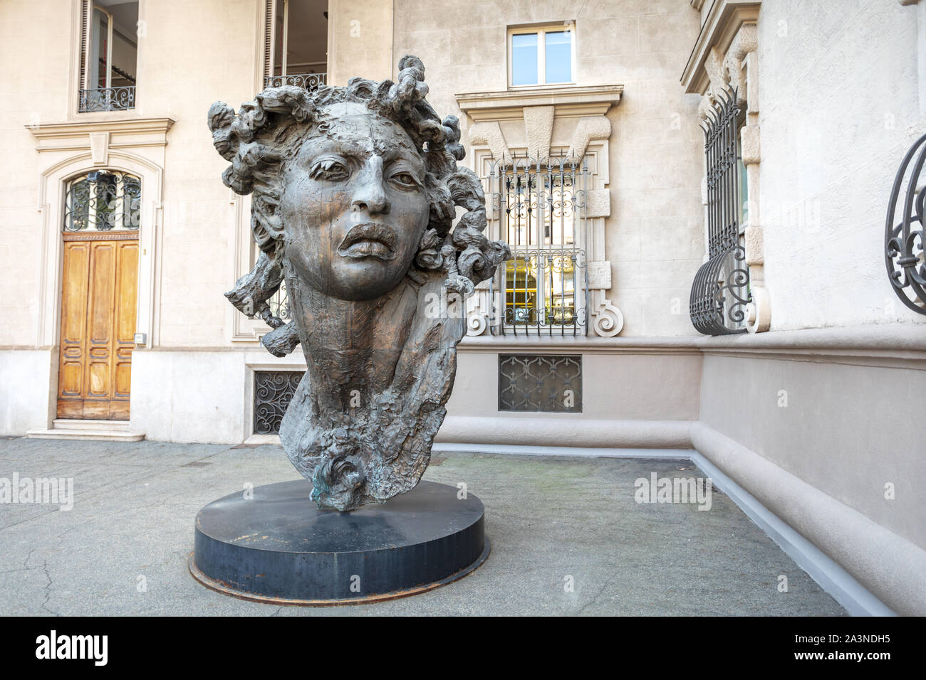 Es Hoy Hoy statue par Javier Marin Piazza Solferino, Turin Banque D'Images