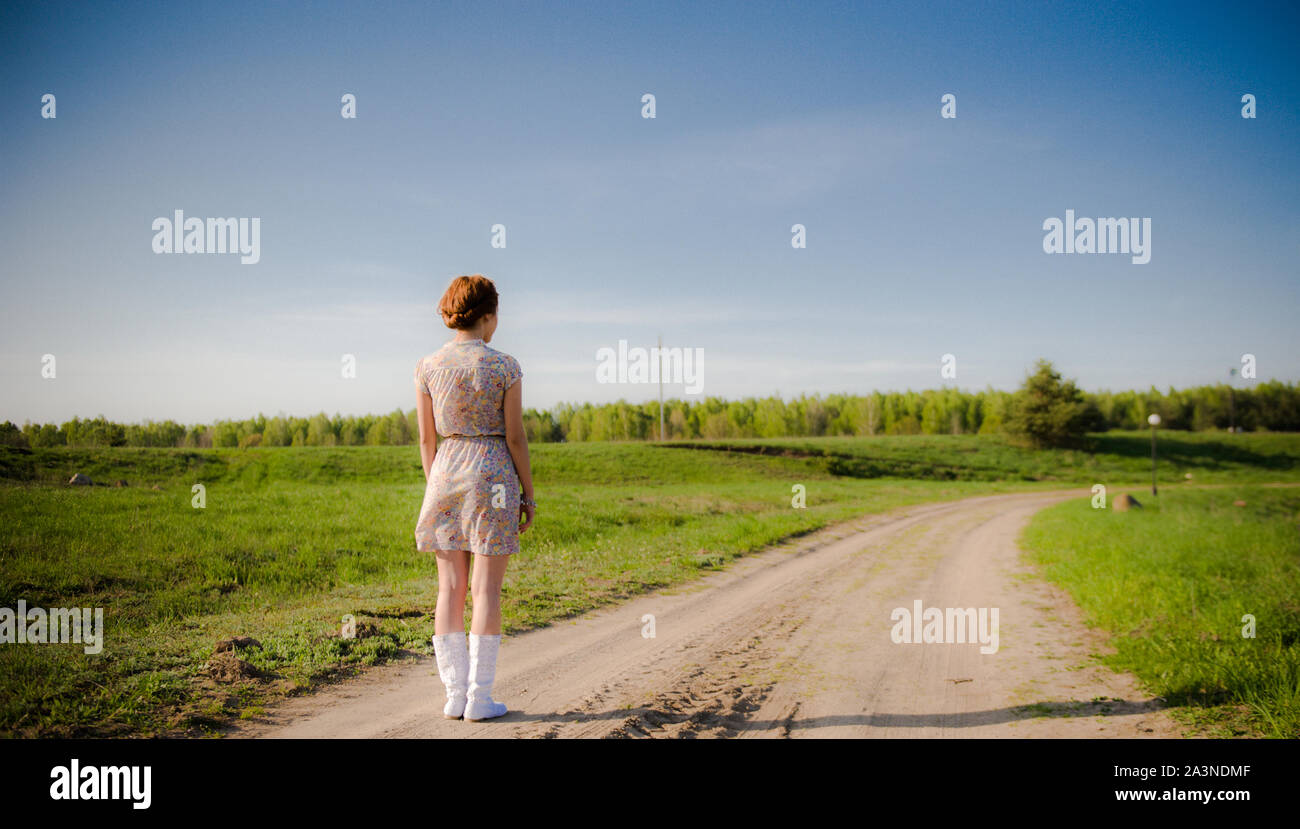 Jeune femme Vue de côté. Frustré gêné femme se sent malheureux problème dans sa vie personnelle, d'accord avec copain ou une grossesse inattendue Banque D'Images