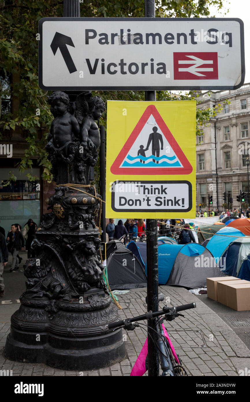 Les militants de l'environnement contre le changement climatique lors d'une occupation de Trafalgar Square, au centre de Londres, le troisième jour d'une prolongée de deux semaines de protestation dans le monde entier par les membres de l'extinction de la rébellion, le 09 octobre 2019, à Londres, en Angleterre. Banque D'Images