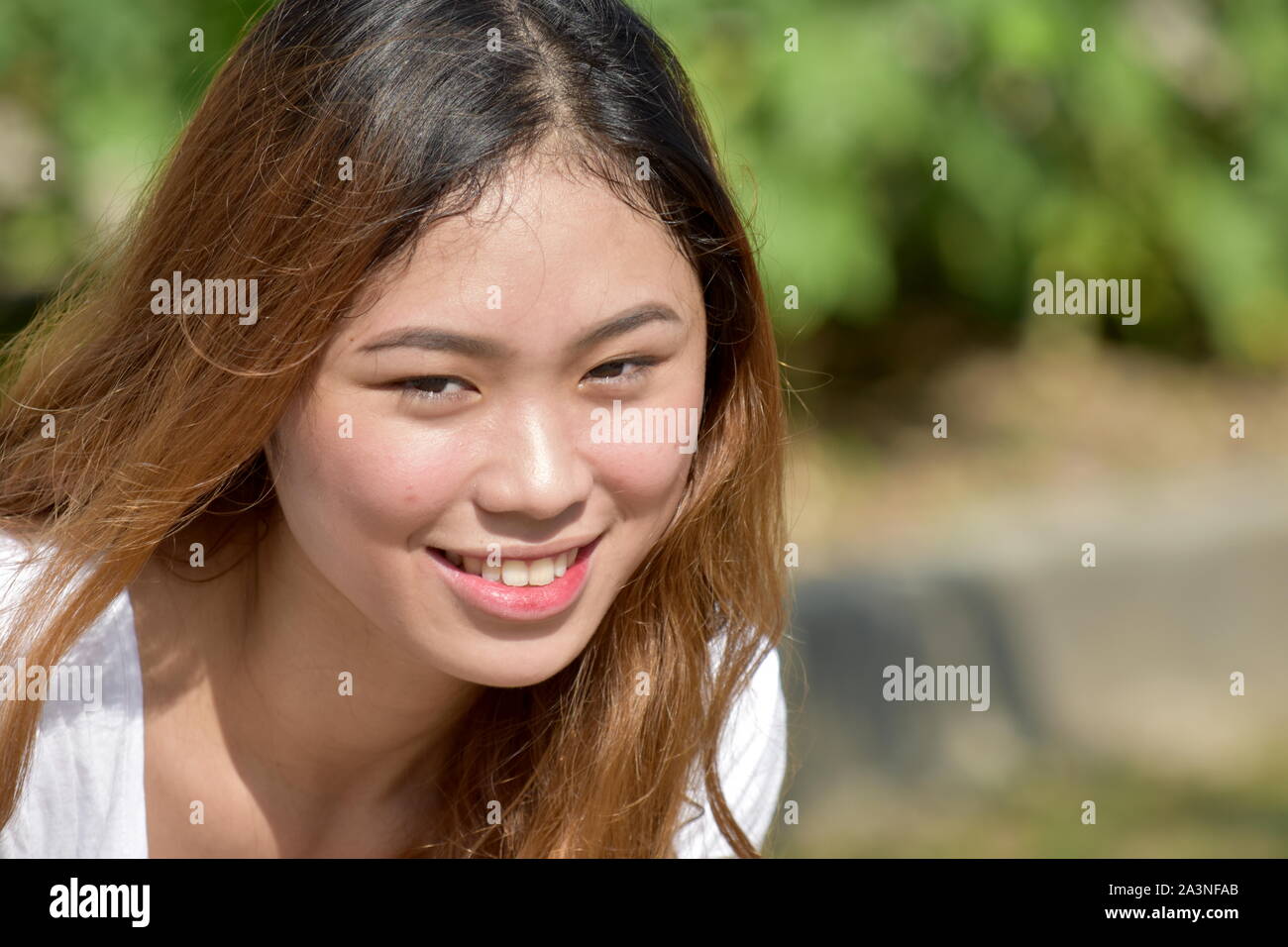 Jeune femme contemplative Banque D'Images