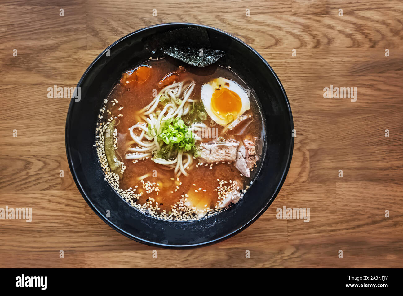 Soupe ramen japonais traditionnels sur la table en bois, vue du dessus Banque D'Images
