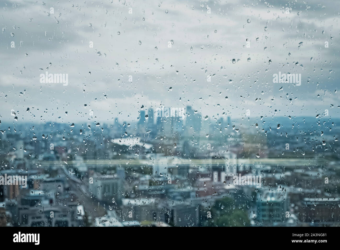 Gouttes de pluie sur la vitre à l'arrière-plan de la ville de Londres. Se concentrer sur les drops. Banque D'Images
