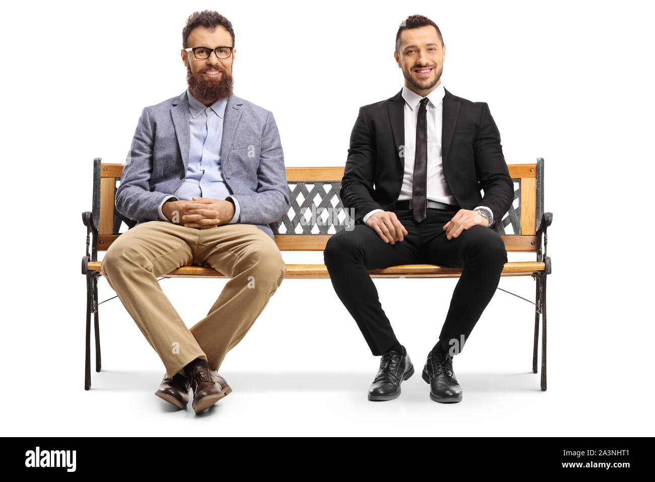 Portrait d'un deux hommes assis sur un banc isolé sur fond blanc Banque D'Images