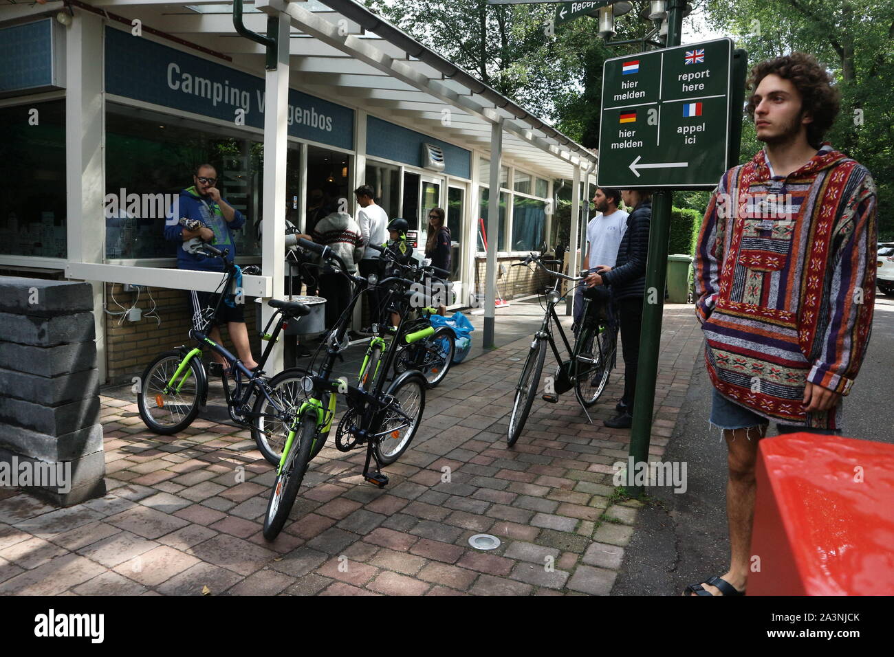 Amsterdam/Holland - Juillet 20, 2018 : l'homme dans chandail tricoté et vélos à l'extérieur de la réception Camping Amsterdam Vliegenbos Banque D'Images