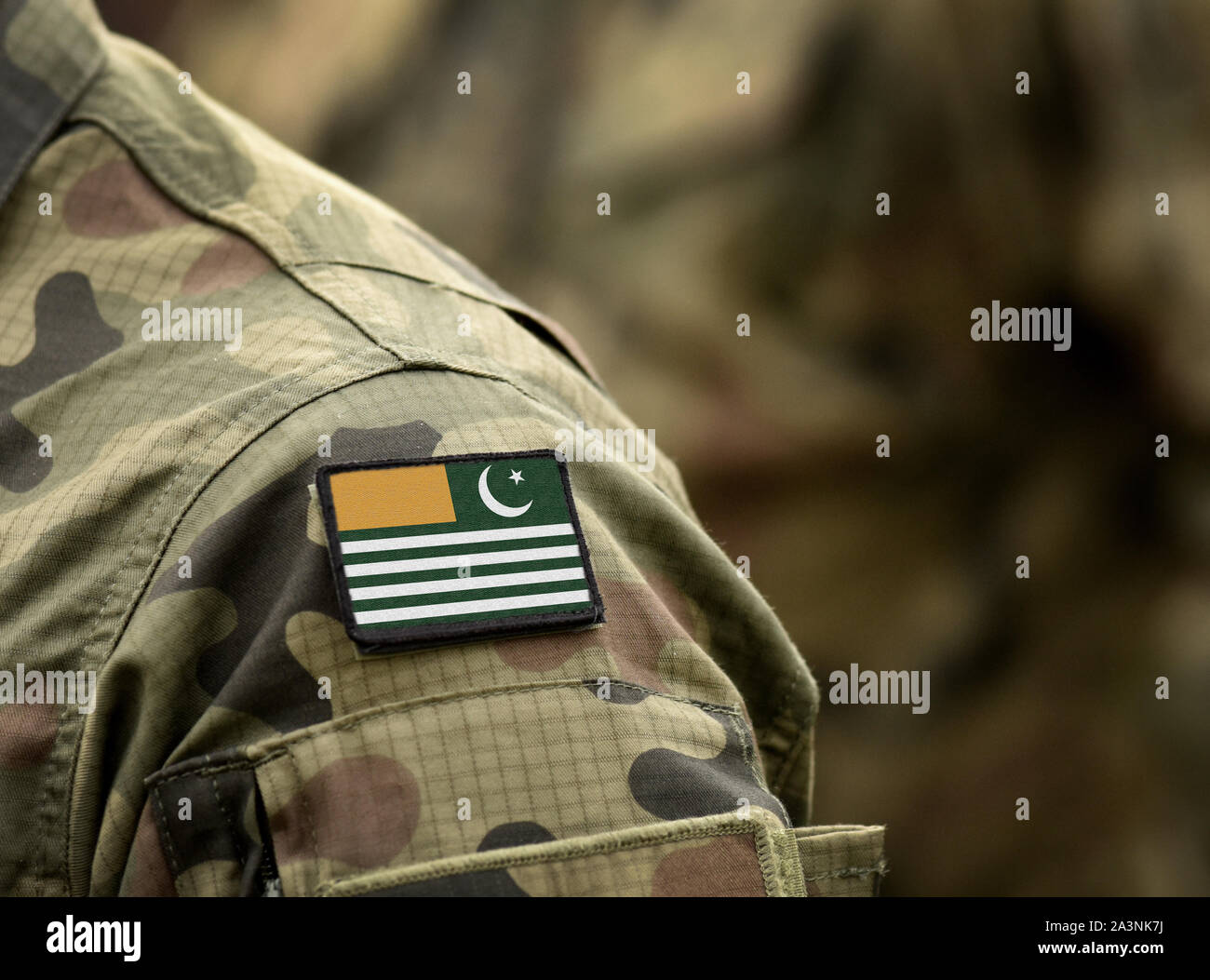 Pavillon de l'Azad Cachemire sur l'uniforme militaire. Les troupes de l'armée, soldat, (collage). Banque D'Images