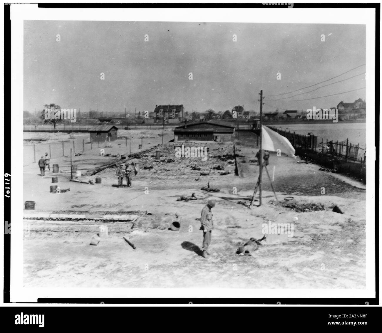 Site de combustion de 250 travailleurs forcés polonais et français au camp nazi près de Leipzig le 19 avril 1945, le jour avant que la ville a été capturé par 69th Inf. Div. Première armée américaine. Les victimes ont été rassemblés dans un bâtiment. Une bombe à retardement a explosé. Les hommes qui s'est cassé vers le bas des portes pour s'échapper, ont été mitraillés par les troupes SS nazis / Vendeurs. Banque D'Images