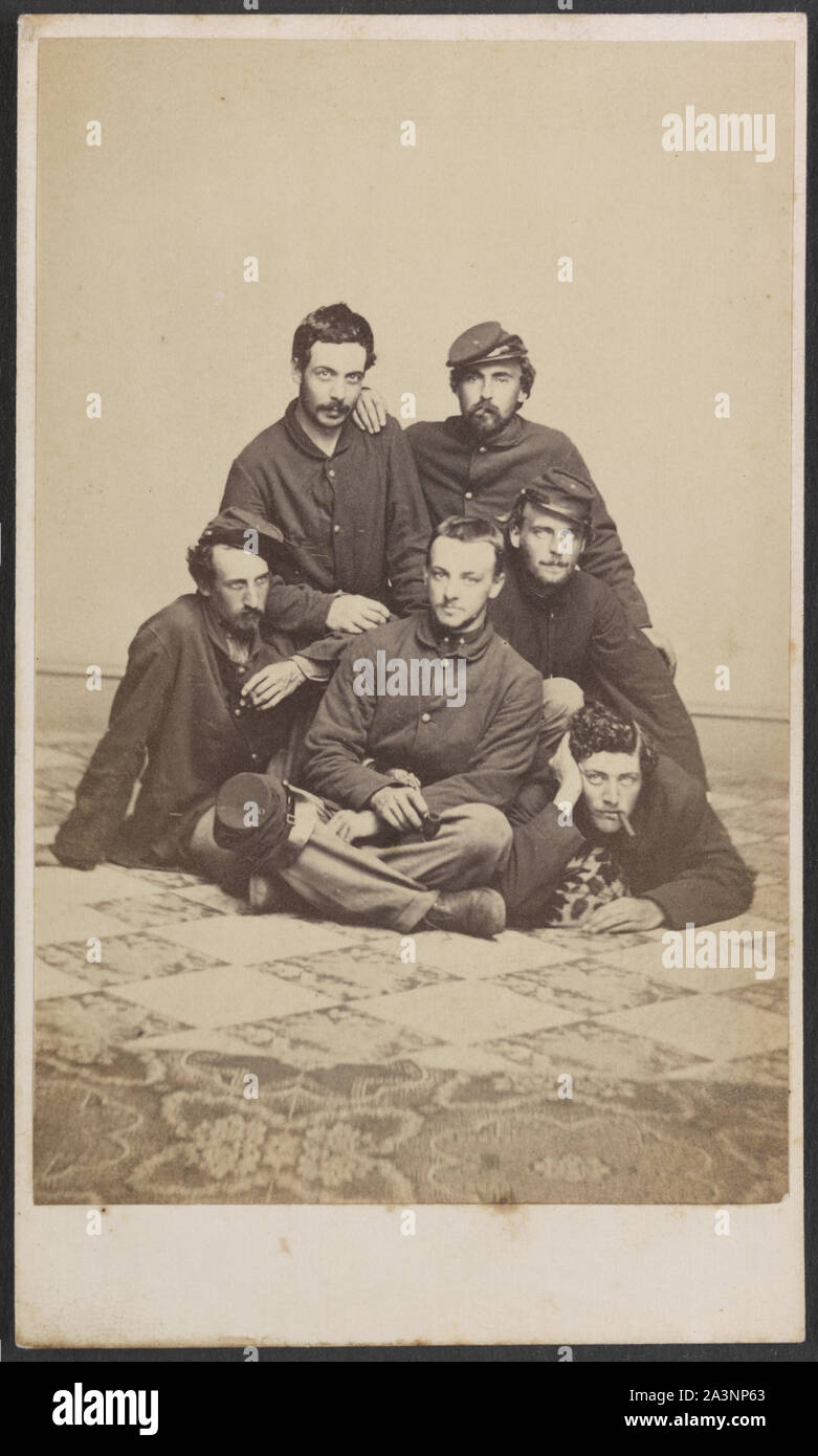 Six soldats non identifiés à l'Union européenne uniforme avec les cigares et pipe] / M. P. Simons, photographe, no. 1320 Chestnut Street, Philadelphia Banque D'Images