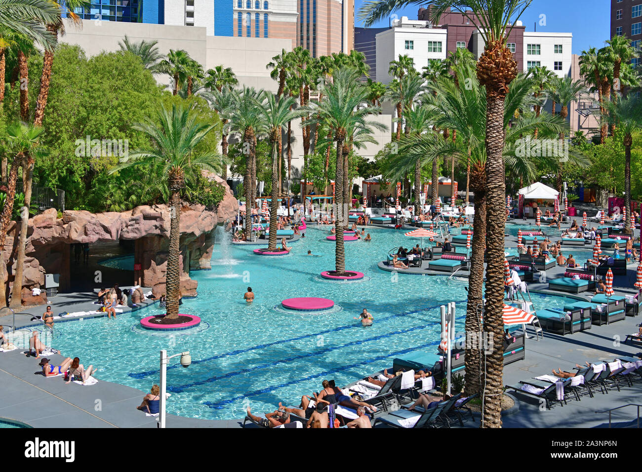 La Plage de Flamingo Las Vegas NV, USA 09-30-18 à proximité du café sert des collations et des boissons à l'intérieur du circuit de refroidissement délicieusement complexe piscine Banque D'Images