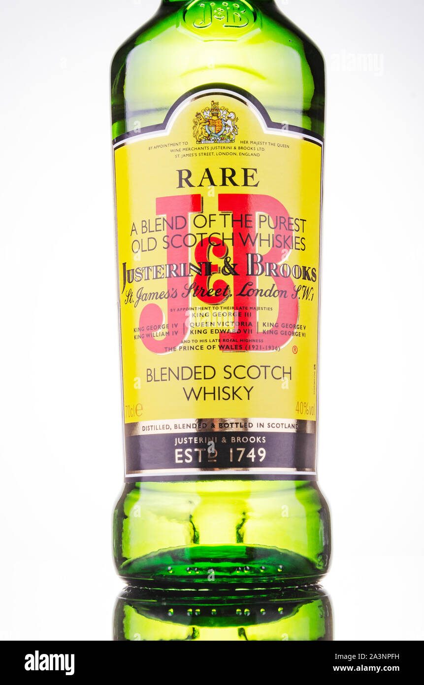 J&B blended Scotch whisky sur background. Justerini et Brooks est administré par les multinationales Diageo plc. Banque D'Images J&B blended Scotch whisky sur background. Justerini et Brooks est administré par les multinationales Diageo plc. Banque D'Images