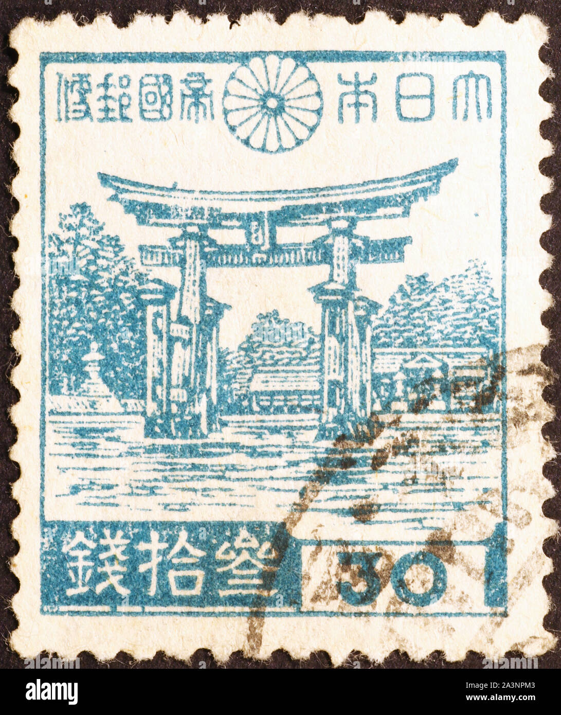 Torii sur vieux timbre japonais de 1942 Banque D'Images
