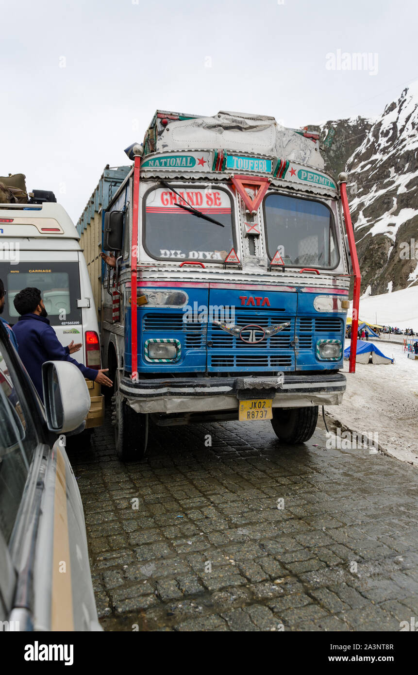 Les embouteillages et extrêmement proche croisement de camions et de véhicules en raison de stationnement anarchique à Point Zéro, Srinagar - Route De Leh, Jammu-et-Cachemire Banque D'Images