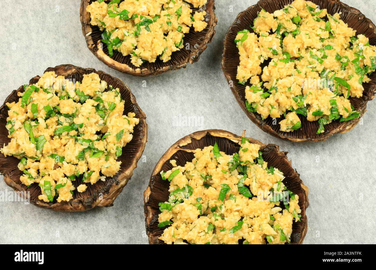 Champignons Portobello farcis de fromage prêt à être cuit. Vue d'en haut Banque D'Images