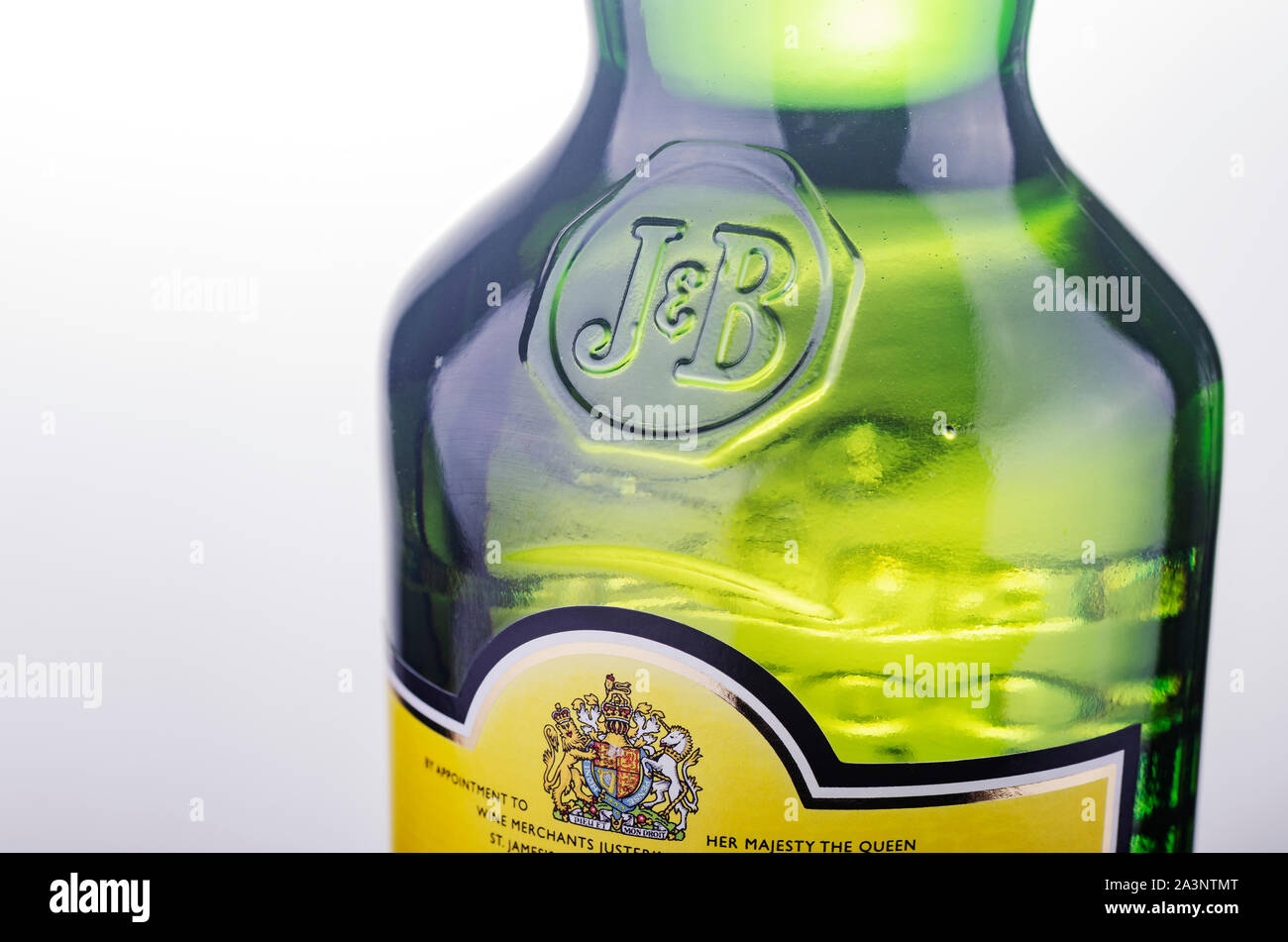 J&B blended Scotch whisky sur background. Justerini et Brooks est administré par les multinationales Diageo plc. Banque D'Images J&B blended Scotch whisky sur background. Justerini et Brooks est administré par les multinationales Diageo plc. Banque D'Images