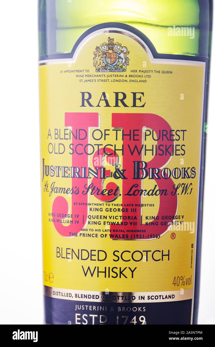 J&B blended Scotch whisky sur background. Justerini et Brooks est administré par les multinationales Diageo plc. Banque D'Images J&B blended Scotch whisky sur background. Justerini et Brooks est administré par les multinationales Diageo plc. Banque D'Images