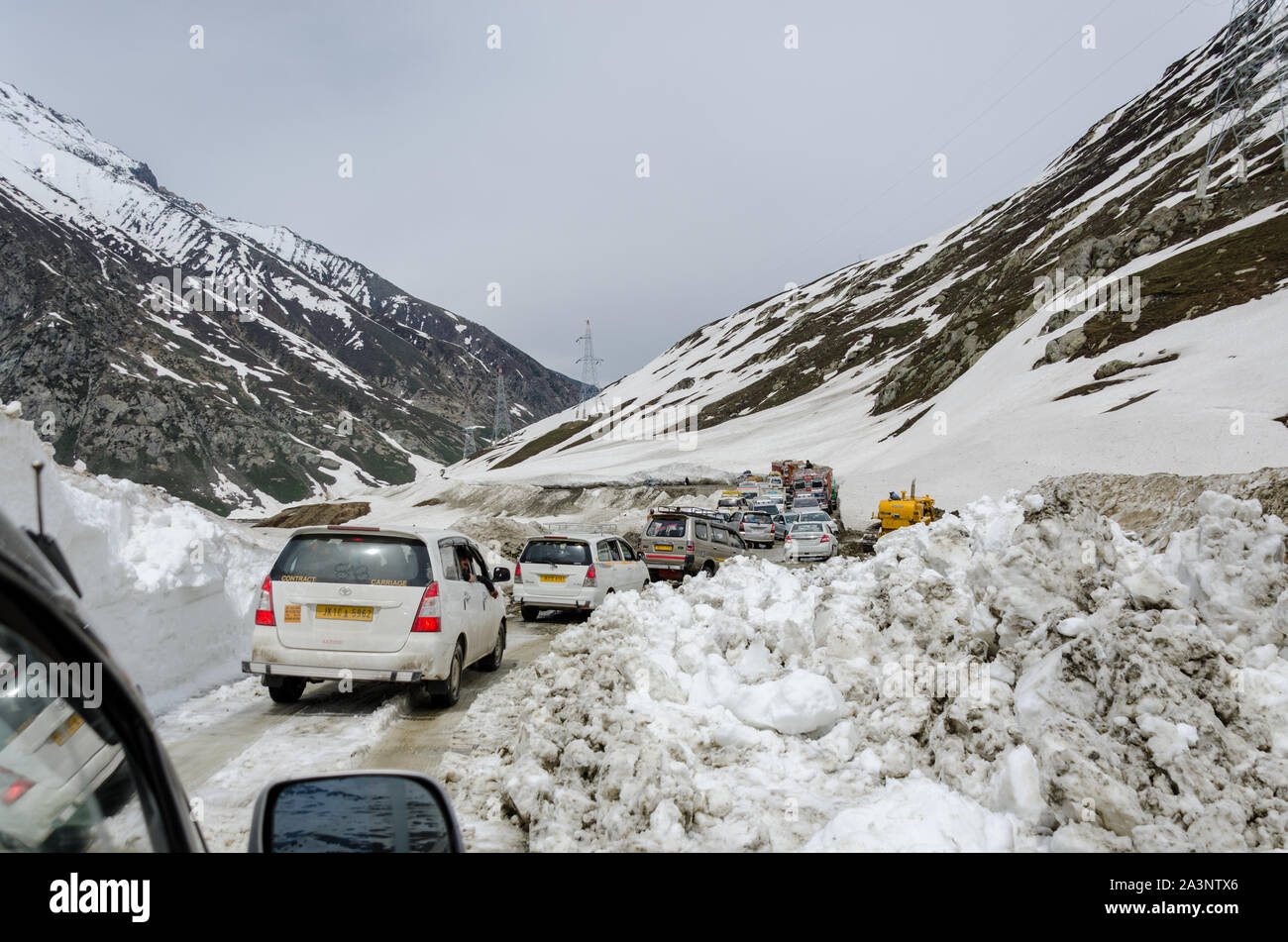 Traffic en file en attendant la machine à couper la neige pour dégager la neige sur Srinagar - Leh Route Nationale, Ladakh, India Banque D'Images