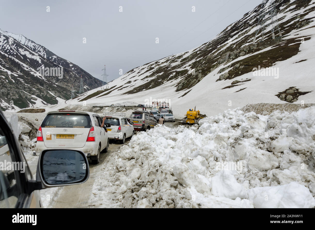 Traffic en file en attendant la machine à couper la neige pour dégager la neige sur Srinagar - Leh Route Nationale, Ladakh, India Banque D'Images