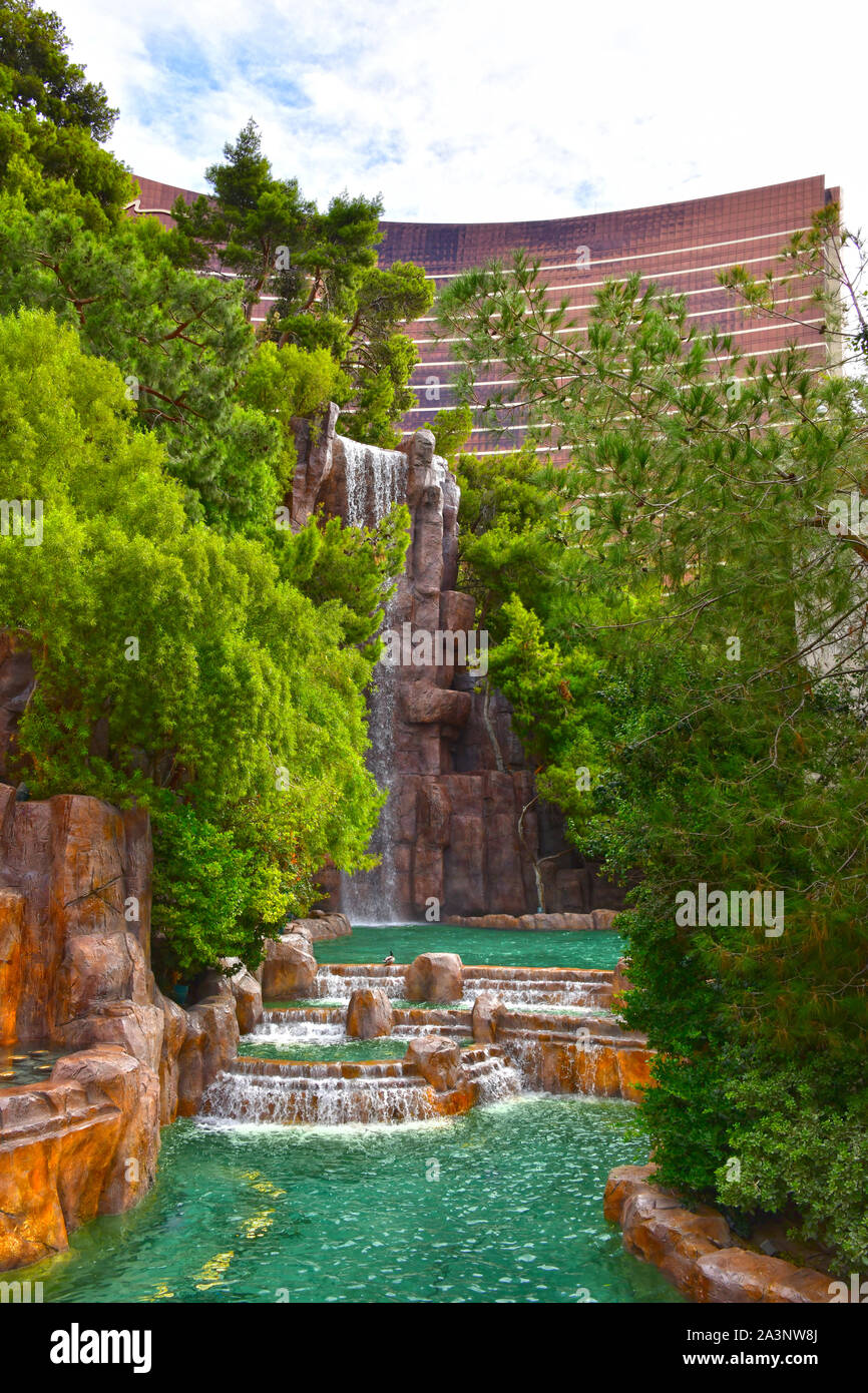 Cascade au Wynn Las Vegas NV USA 10-02-18 : La cascade qui attire le plus  de visiteurs et un endroit populaire pour prendre une photo Photo Stock -  Alamy