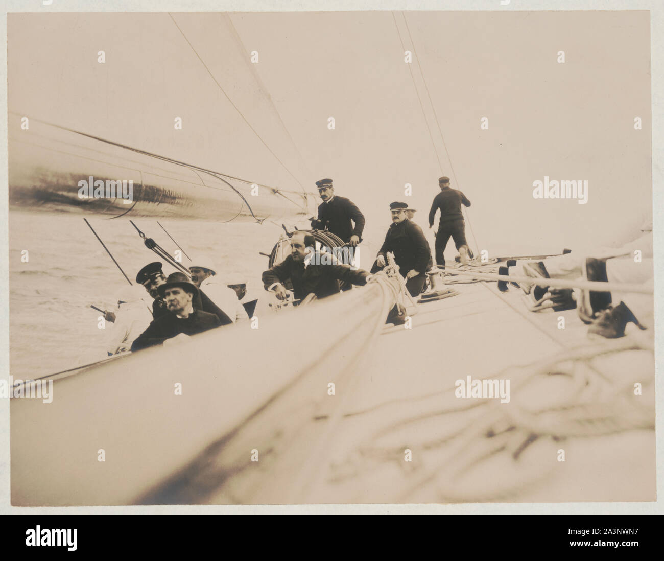 Le capitaine et les passagers à bord du yacht de Reliance, lauréat de la Coupe de l'America 1903 Banque D'Images