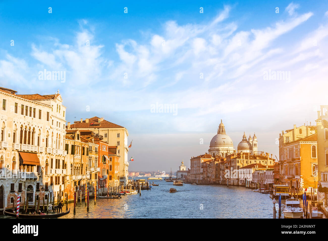 Grand Canal de Venise, Italie. Beaux nuages pittoresque dans le ciel. Basilica di Santa Maria della Salute. Banque D'Images