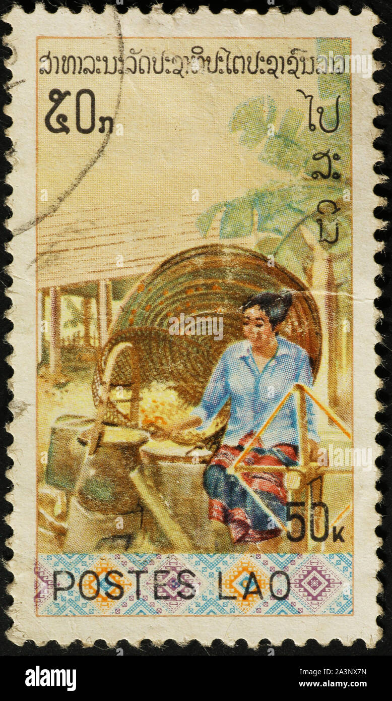Femme laotienne sur timbre-poste de travail Banque D'Images