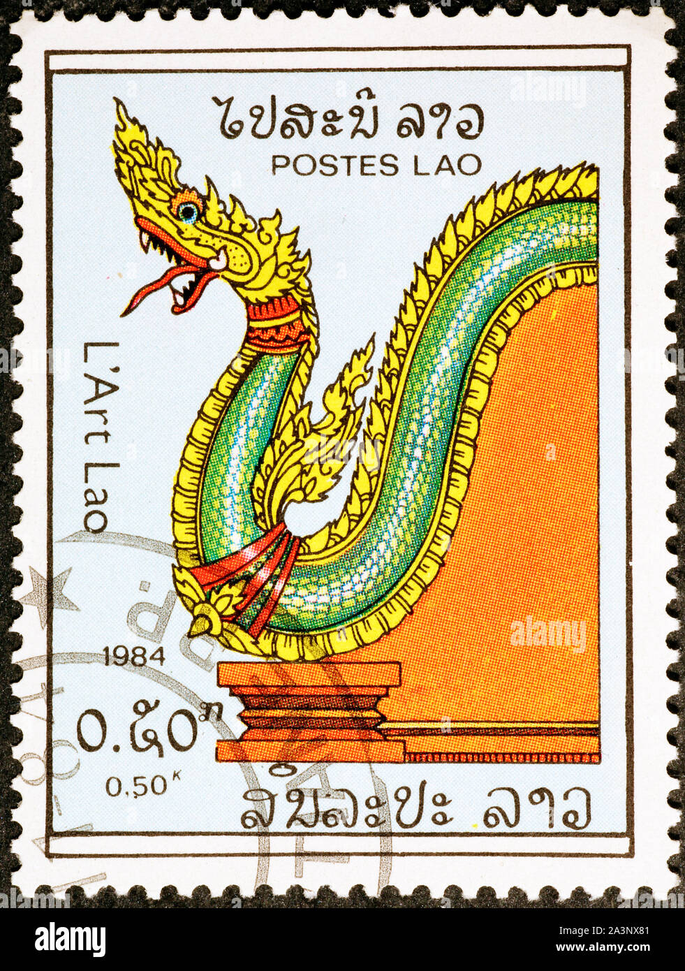 Green dragon mythologique sur timbre laotien Banque D'Images