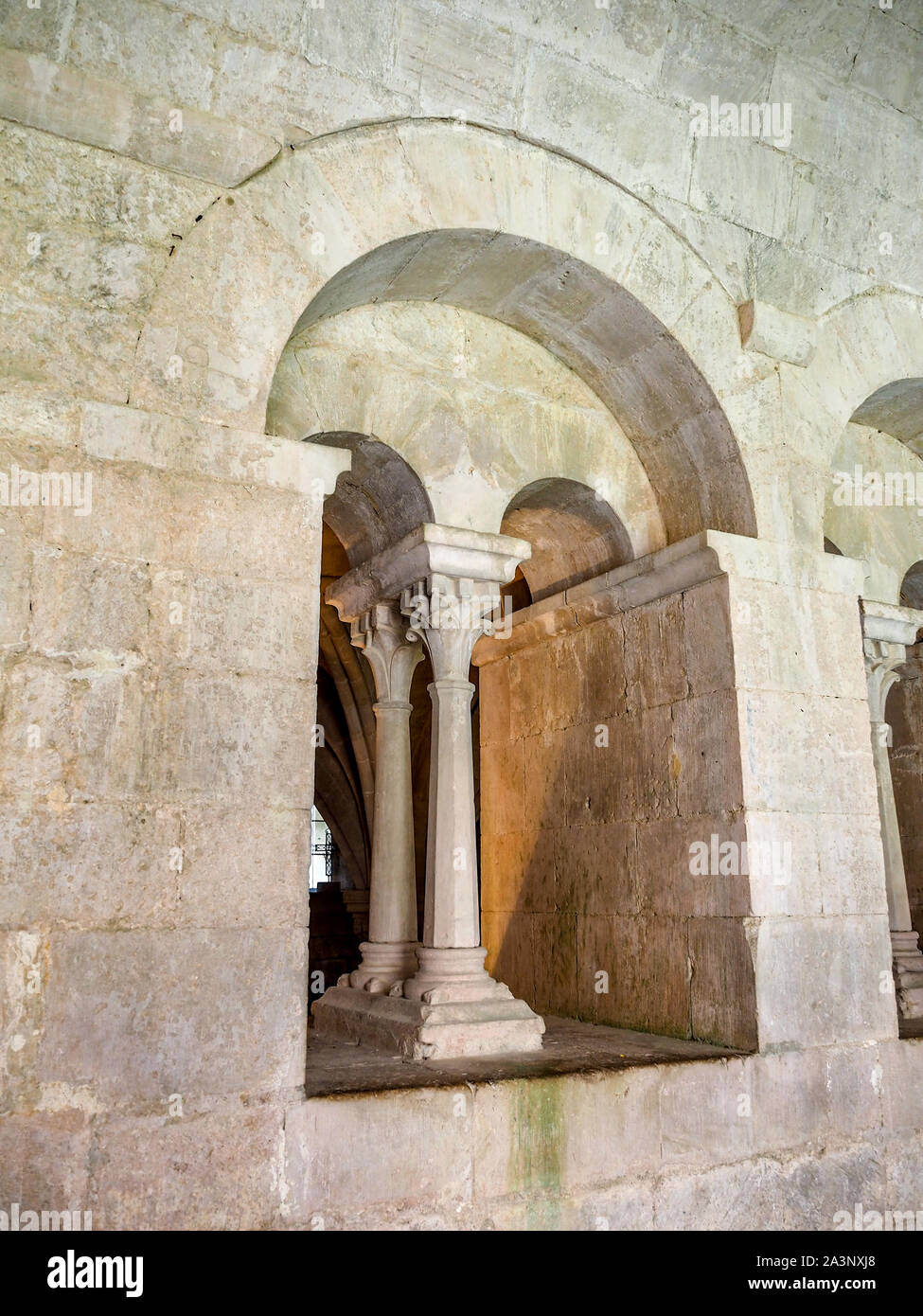 Colonnes en arc de cloître religieux dans le sud de la France. Banque D'Images