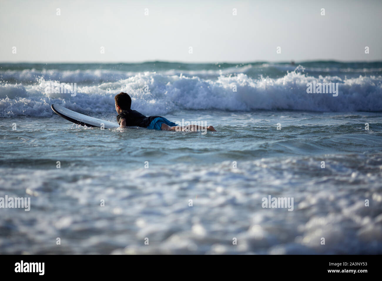 Un dix-année-vieux garçon surfe sur la plage d'Israël à Tel-Aviv Banque D'Images