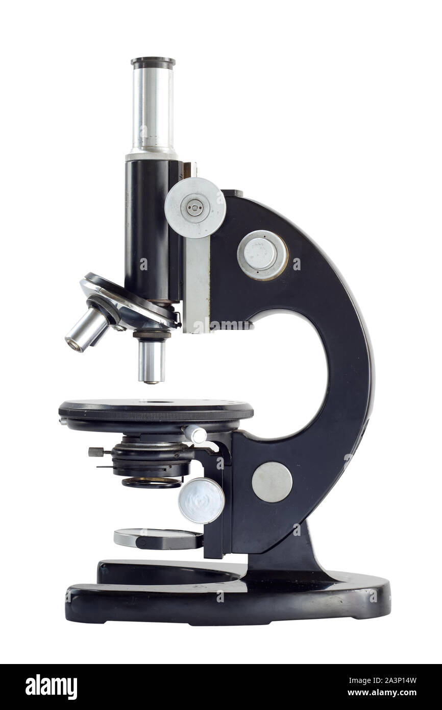 Un vieux microscope scientifique isolé sur blanc. Banque D'Images