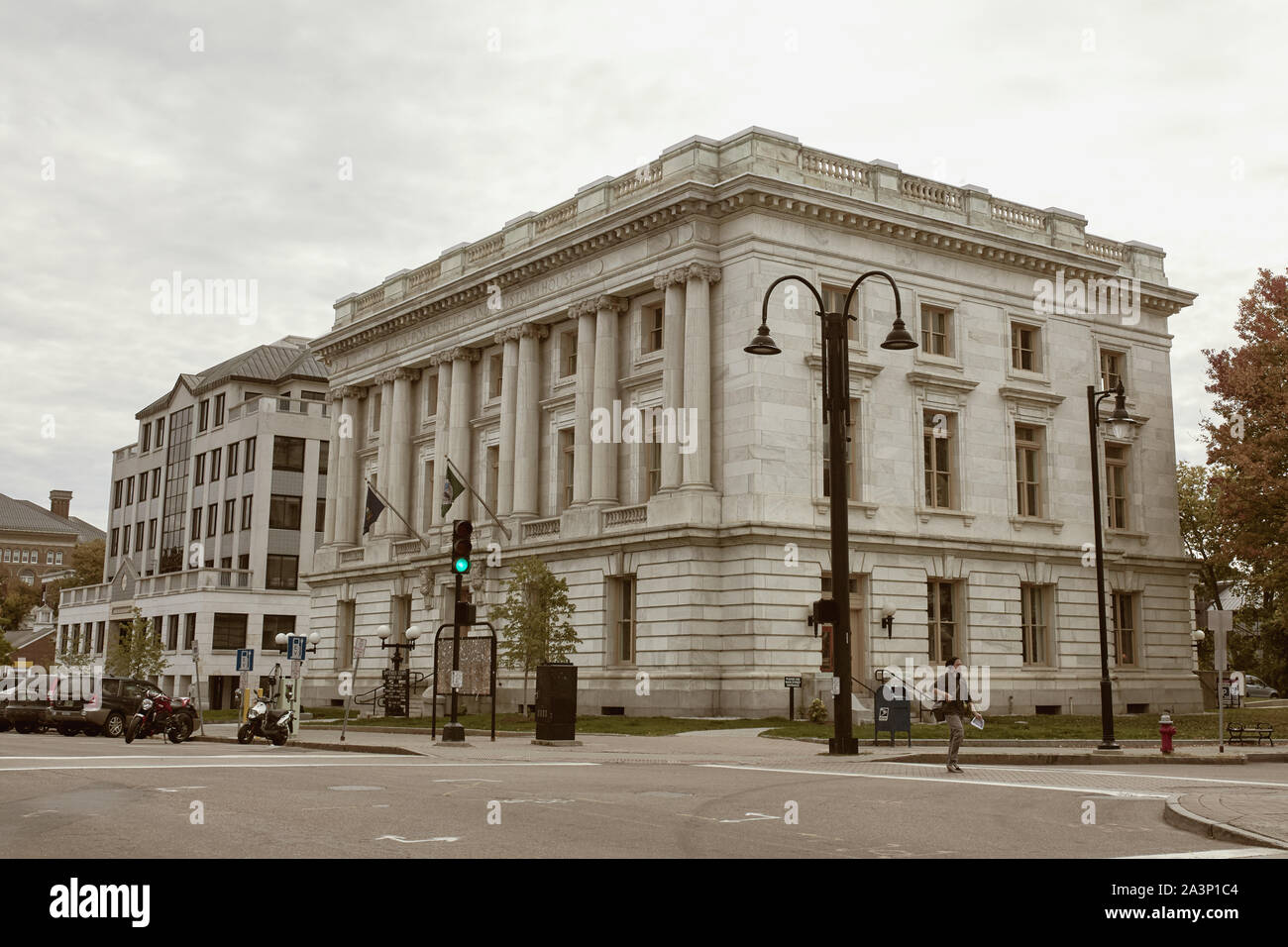 Burlington, Vermont - Septembre 29th, 2019 : l'extérieur du palais de justice supérieure Chittenden à Burlington, Vermont lors d'une fraîche journée d'automne. Banque D'Images