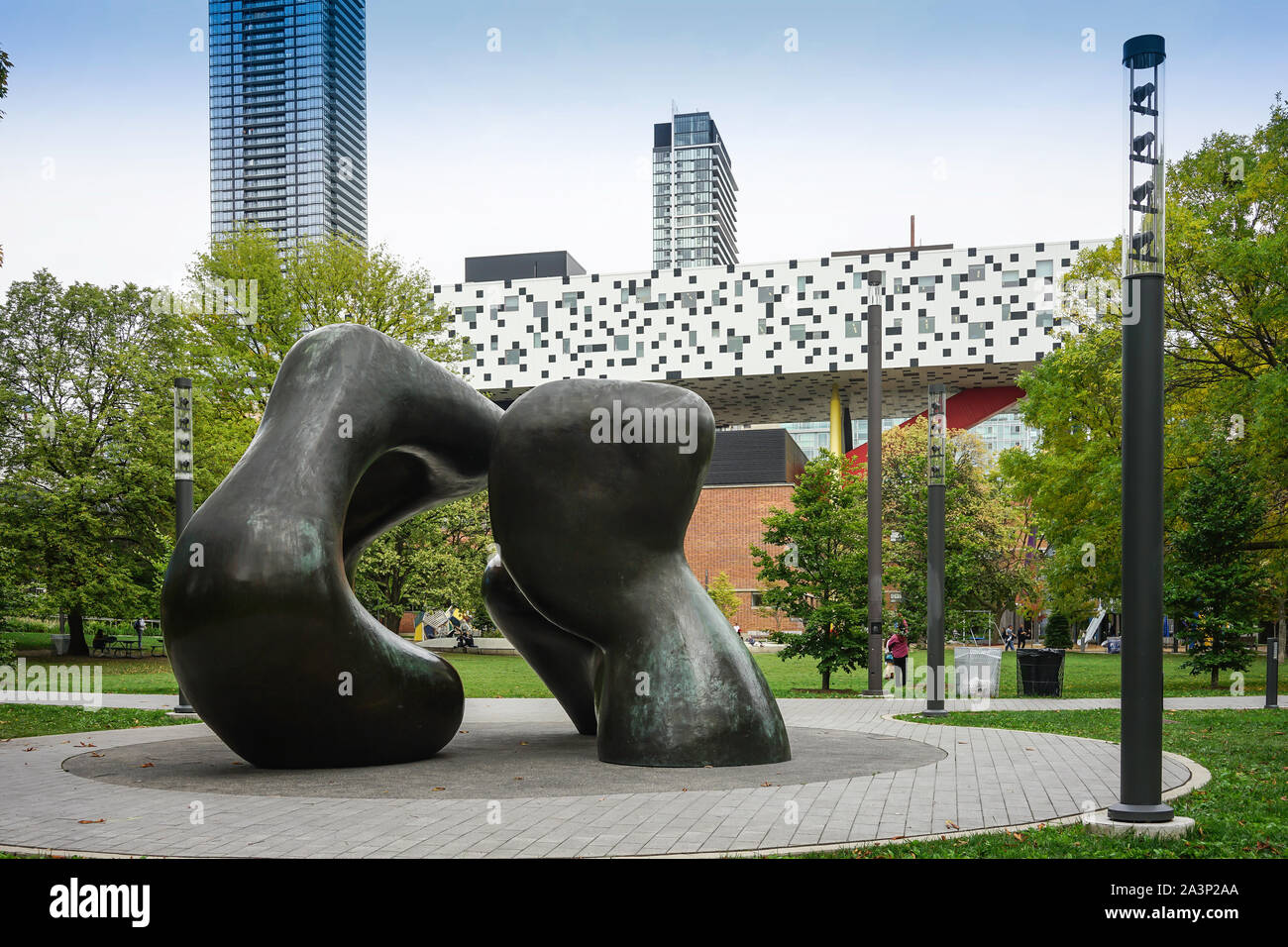 Le sculpteur Henry Moore ' deux grandes formes' dans le parc de la Grange de l'Art Gallery of Ontario à Toronto, Ontario, Canada Banque D'Images