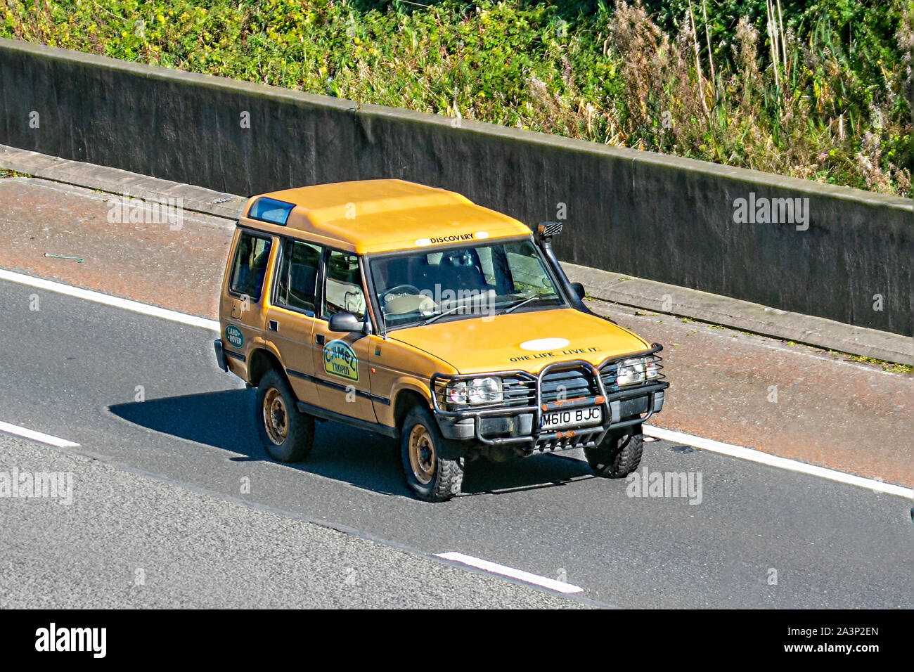1995 Land Rover Discovery TDI ; avec échappement en plongée libre, circulation automobile au Royaume-Uni, transport, voitures modernes, berline, direction sud sur l'autoroute   à 3 voies. Banque D'Images