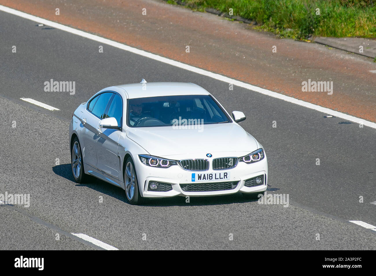 BMW 420D Gran Coupé M Sport ; UK le trafic de véhicules, transports, voitures, moderne, vers le sud sur la voie 3 de l'autoroute M6. Banque D'Images