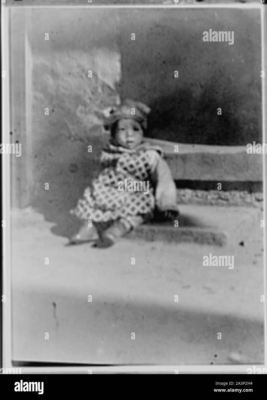 Petit enfant assis sur une porte, Chinatown, San Francisco Banque D'Images Petit enfant assis sur une porte, Chinatown, San Francisco Banque D'Images