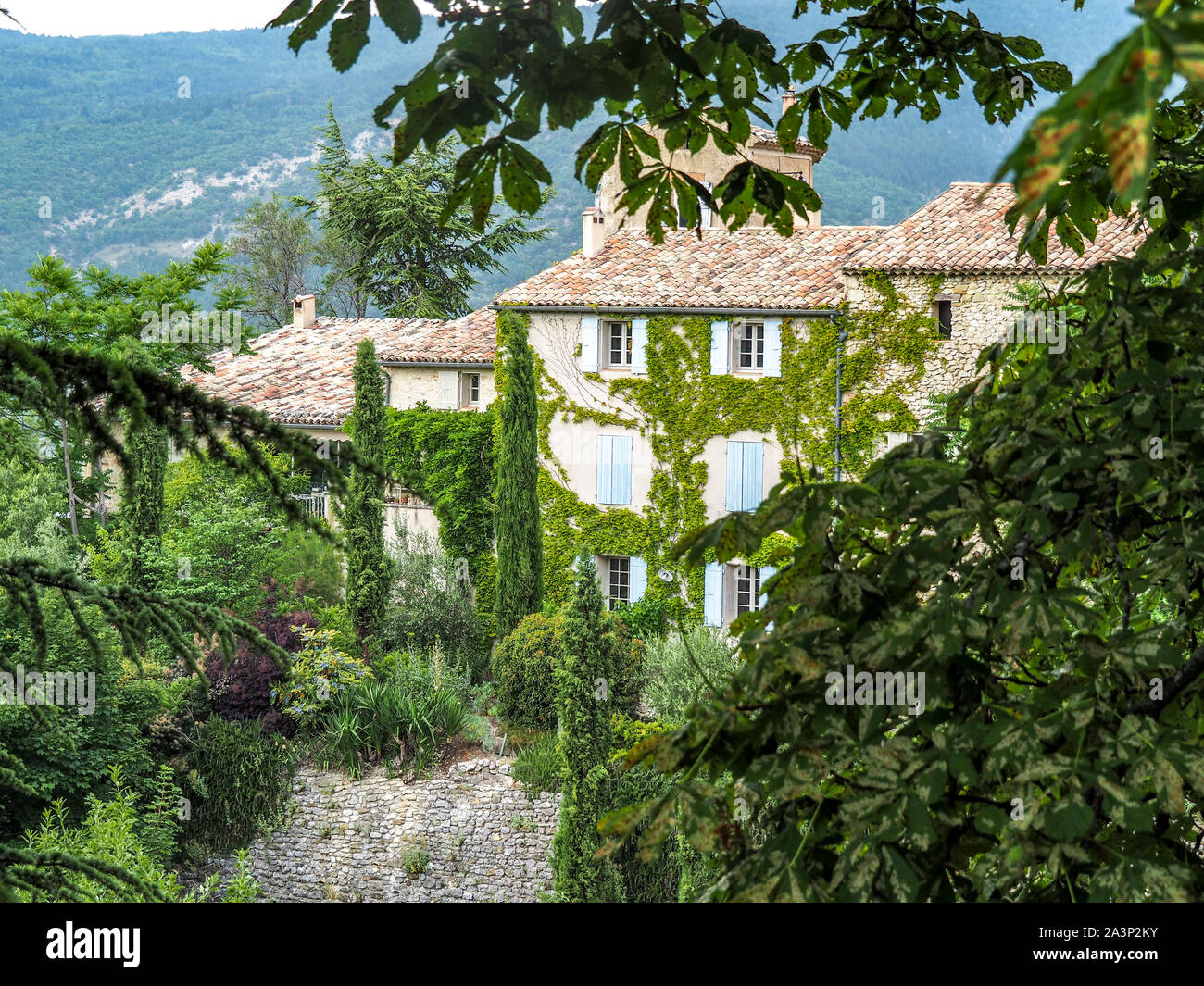 French country home en Provence avec des volets bleus. Banque D'Images