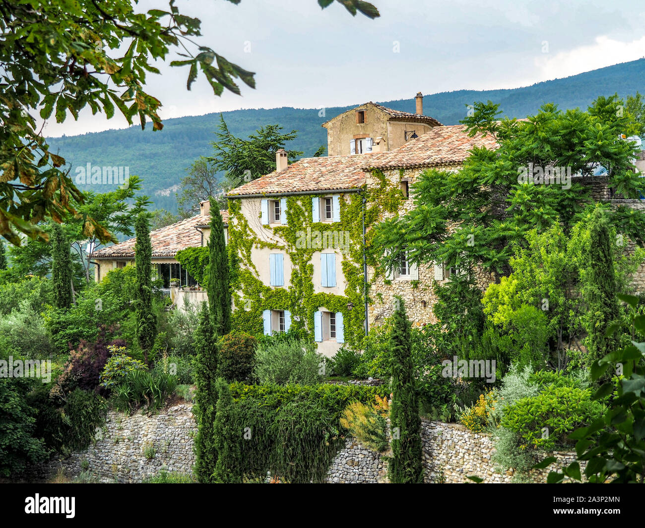 French country home en Provence avec des volets bleus. Banque D'Images