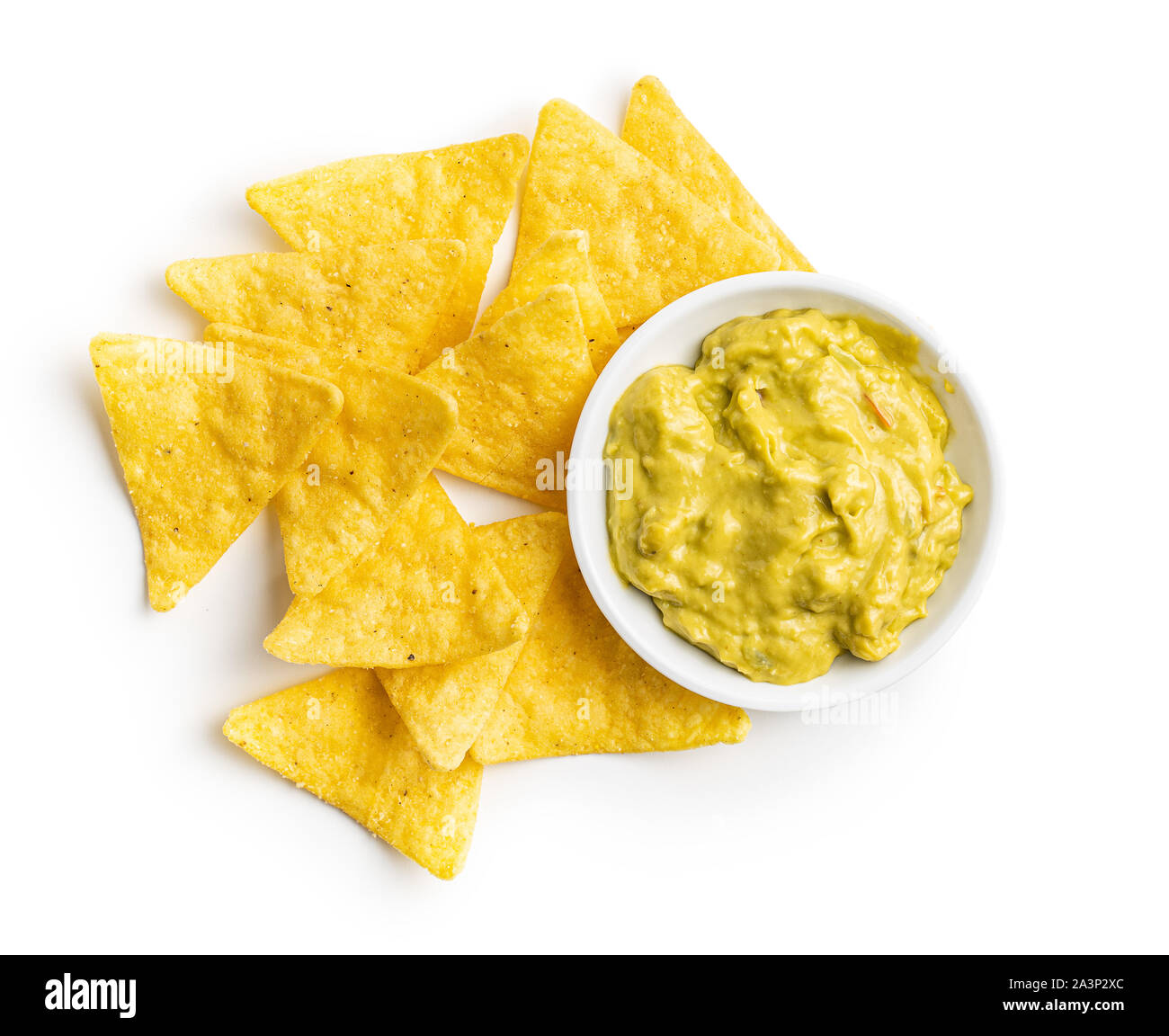 Croustilles de maïs et d'avocat trempette. Chips tortilla et guacamole jaune isolé sur fond blanc. Banque D'Images