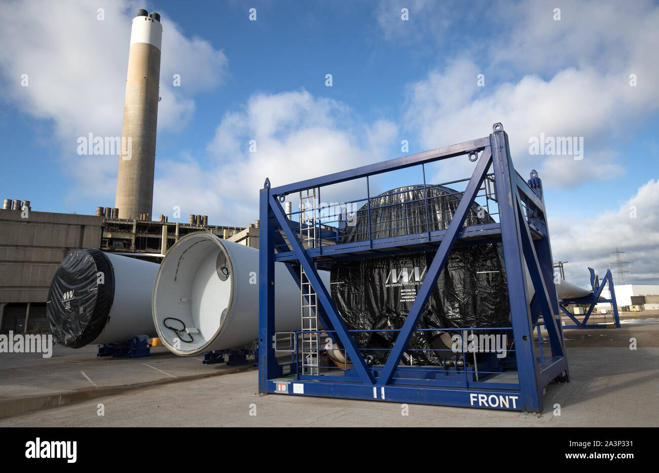 Les aubes de turbine de vent sont stockés dans l'attente de l'expédition à l'ICM la peinture de Vestas et de logistique à l'installation de la centrale électrique désaffectée de Fawley, Hampshire. PA Photo. Photo date : mercredi 9 octobre 2019. Crédit photo doit se lire : Andrew Matthews/PA Wire Banque D'Images