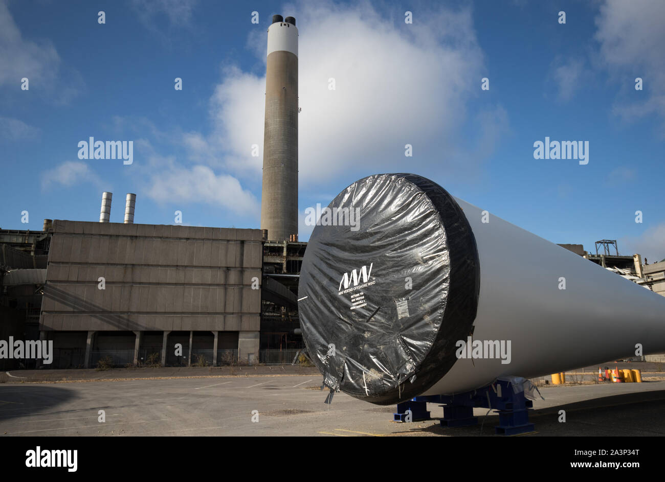 Les aubes de turbine de vent sont stockés dans l'attente de l'expédition à l'ICM la peinture de Vestas et de logistique à l'installation de la centrale électrique désaffectée de Fawley, Hampshire. PA Photo. Photo date : mercredi 9 octobre 2019. Crédit photo doit se lire : Andrew Matthews/PA Wire Banque D'Images
