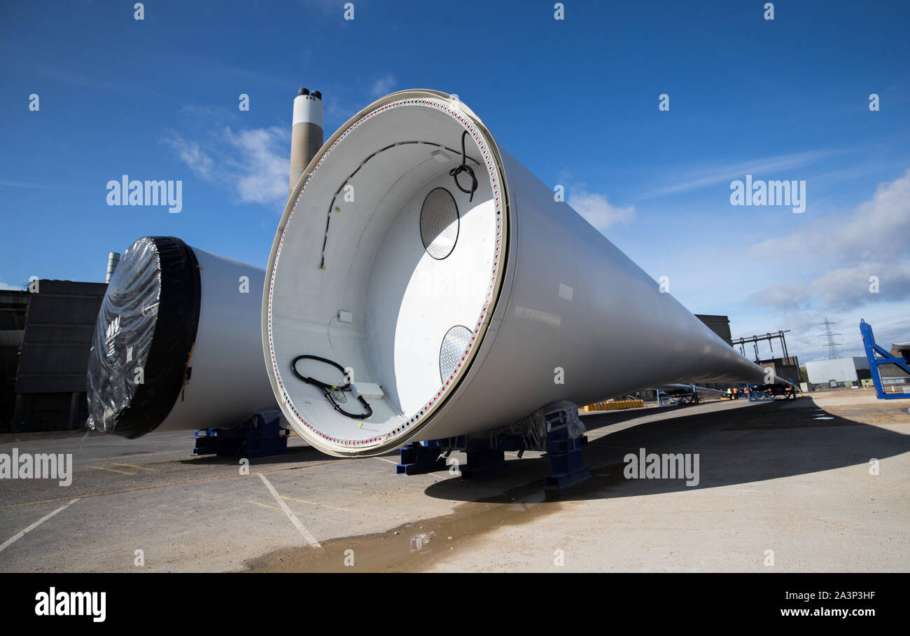 Les aubes de turbine de vent sont stockés dans l'attente de l'expédition à l'ICM la peinture de Vestas et de logistique à l'installation de la centrale électrique désaffectée de Fawley, Hampshire. PA Photo. Photo date : mercredi 9 octobre 2019. Crédit photo doit se lire : Andrew Matthews/PA Wire Banque D'Images