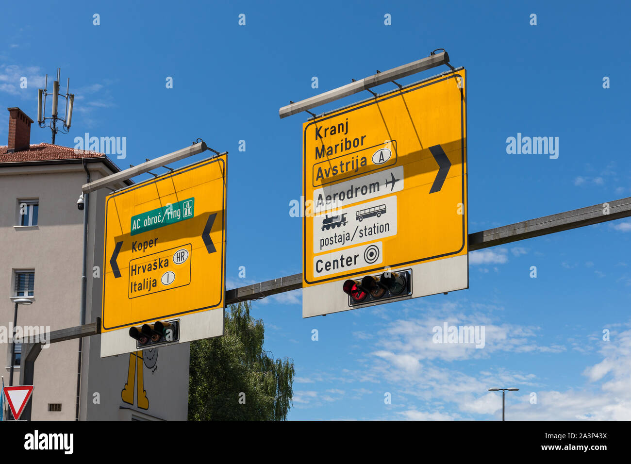 La signalisation routière à Ljubljana, Slovénie, montrant la direction de la route périphérique de Ljubljana, Koper, Croatie, Italie, Kranj, Maribor, l'Autriche, centre-ville, de l'aéroport Banque D'Images