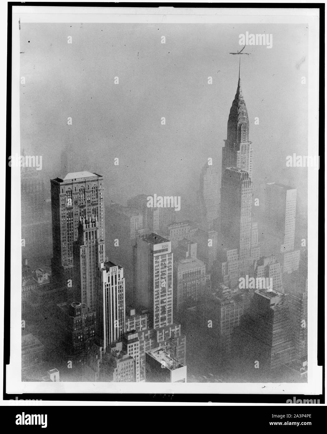 [Vue de smog obscurcit Chrysler Building de l'Empire State Building, New York City] [Le Smog obscurcit vue sur le Chrysler Building de l'Empire State Building, New York City] / World-Telegram photo de Walter Albertin. Banque D'Images