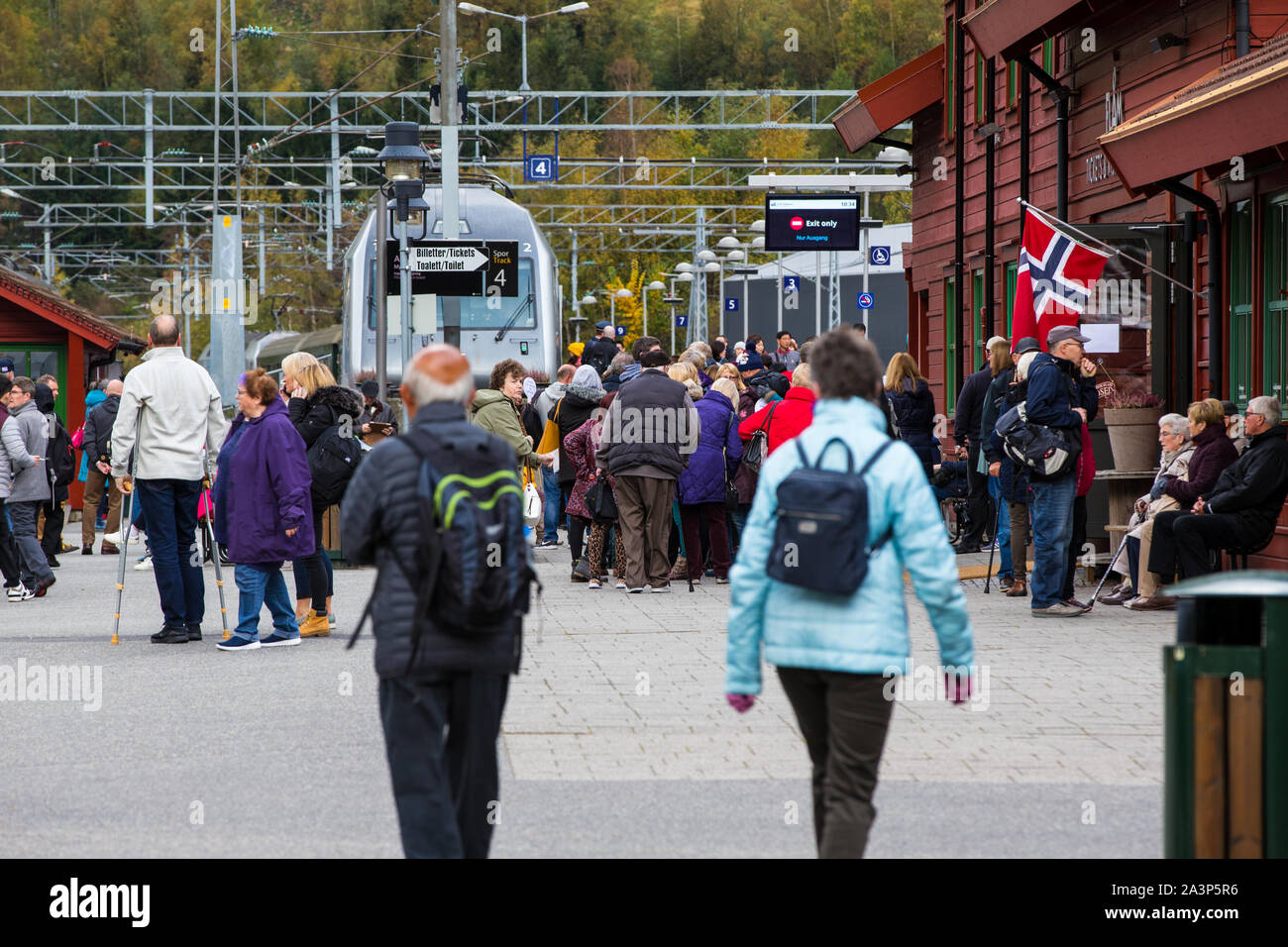 Passagers attendant le train de Flam Myrdal. Flam, la Norvège. Banque D'Images