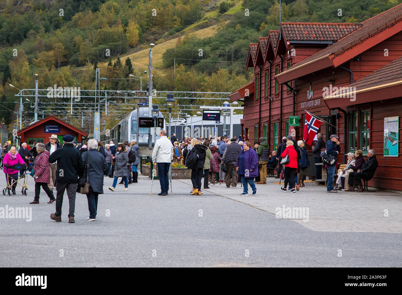 Passagers attendant le train de Flam Myrdal. Flam, la Norvège. Banque D'Images