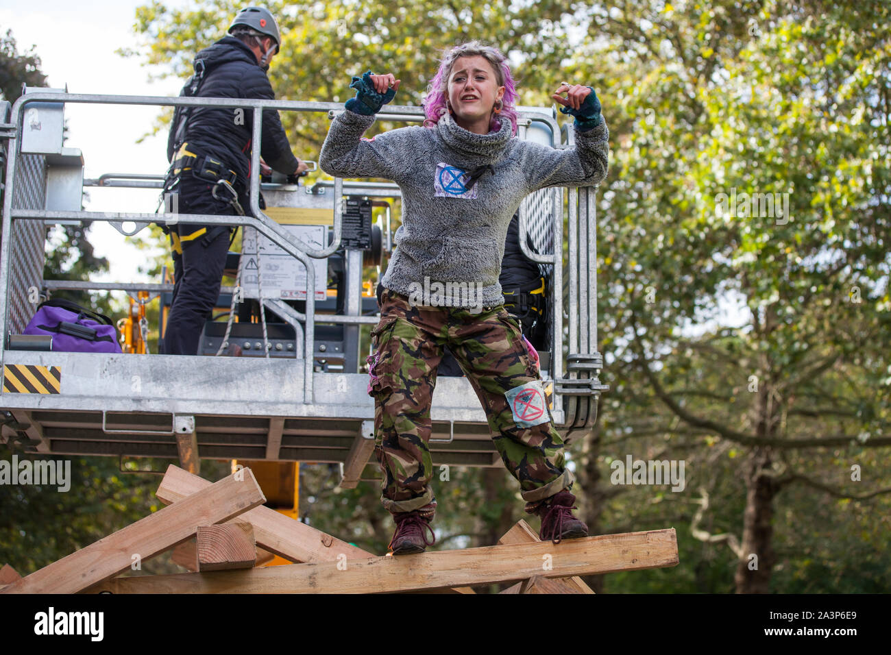 Londres, Royaume-Uni. 9 octobre, 2019. Les agents de police utilisent une grue JCB pour tenter d'arrêter un activiste climatique de l'Extinction, rébellion, qui était monté sur le dessus d'une structure en bois pour bloquer la cage à pied sur le troisième jour de la rébellion des protestations. Credit : Mark Kerrison/Alamy Live News Banque D'Images