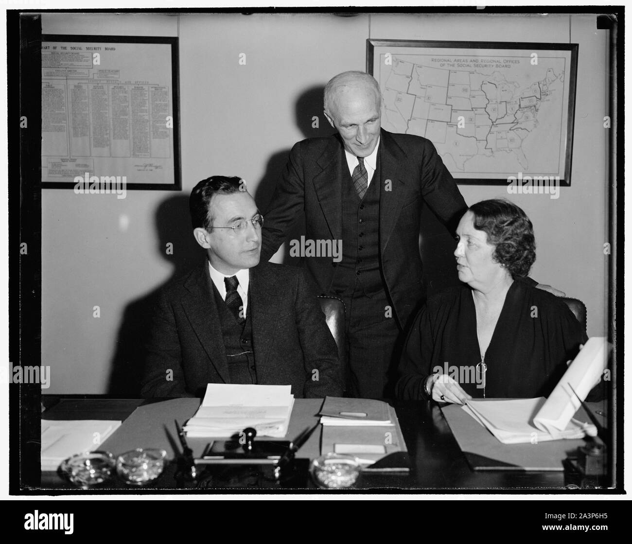 Conseil de sécurité sociale. Washington, D.C., le 19 décembre. Une nouvelle photographie informelle du Conseil de la sécurité sociale dans sa forme actuelle. De gauche à droite : Arthur J. Altmeyer, président, George [...] Bigge, et Ellen S. Woodward Banque D'Images