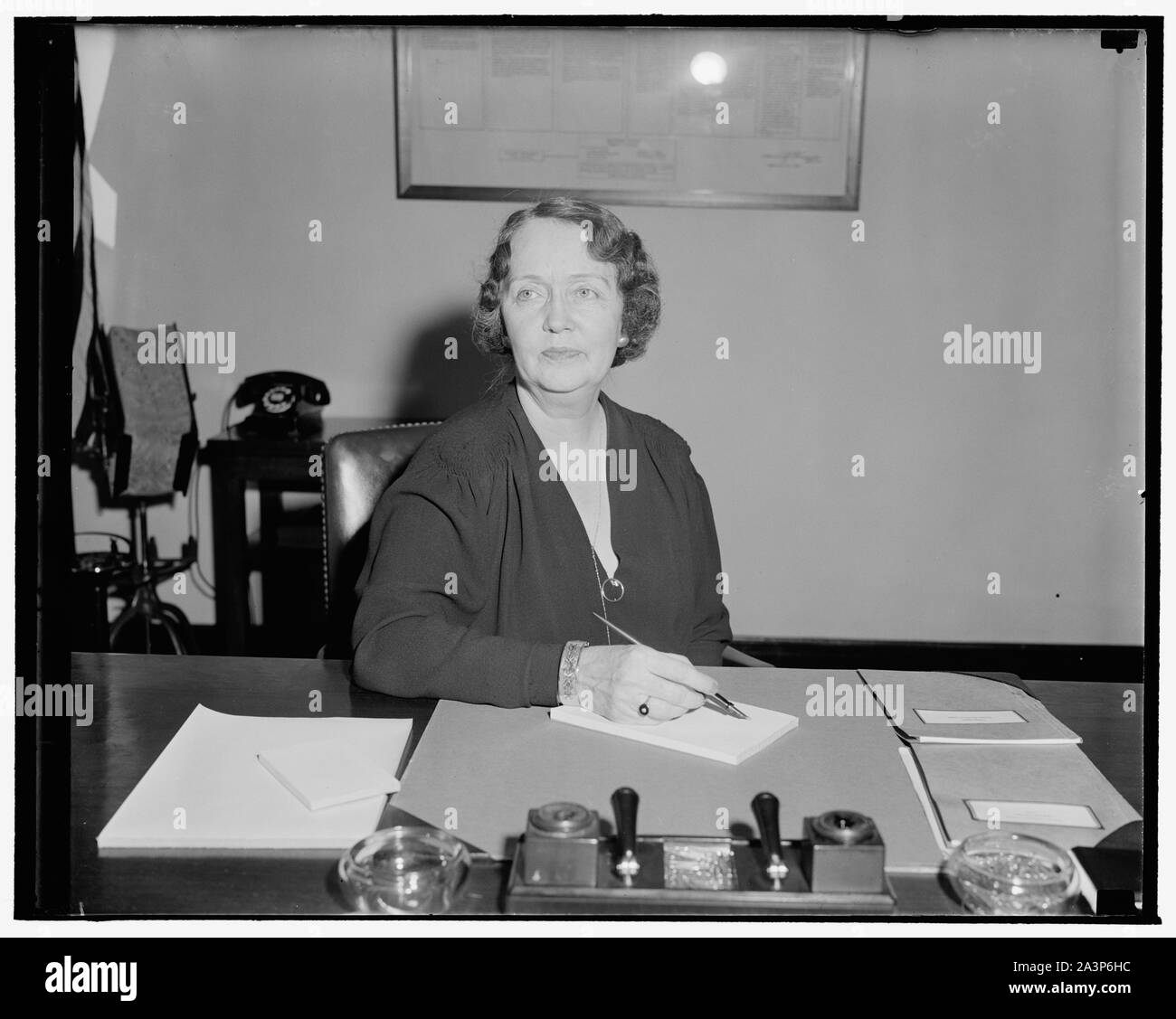 Membre du Conseil de la sécurité sociale. Washington, D.C., le 19 décembre. Ellen S. Woodward, membre du Conseil de la sécurité sociale, ont posé pour cette nouvelle photo aujourd'hui informel Banque D'Images