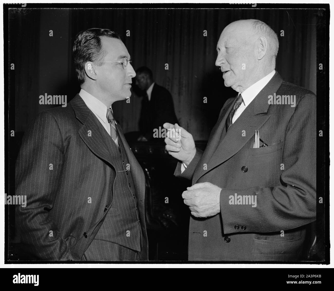 La législation en matière de sécurité sociale a prouvé son bon fonctionnement Président du Conseil d'administration de la Chambre a dit. Washington, D.C., le 1 février. Le Président Arthur J. Altmeyer, gauche, du Conseil de la sécurité sociale, présenté ici avec Rempl. Robert L. Doughton, président du comité des voies et moyens, aujourd'hui dit que Comité que la législation sur la sécurité sociale a prouvé son bon fonctionnement et estimé que les prestations fédérales, y compris l'aide d'urgence, versés en 1938 ont été 2 500 000 000 $. Il a prédit le Programme fédéral de la sécurité sociale est certain d'être l'un de croissance continue pour une longue période à venir, 2-1-39 Banque D'Images